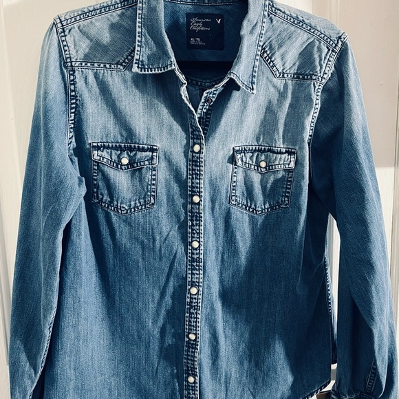American Eagle Favorite Fit Chambray Button Down Size XL - Picture 5 of 10